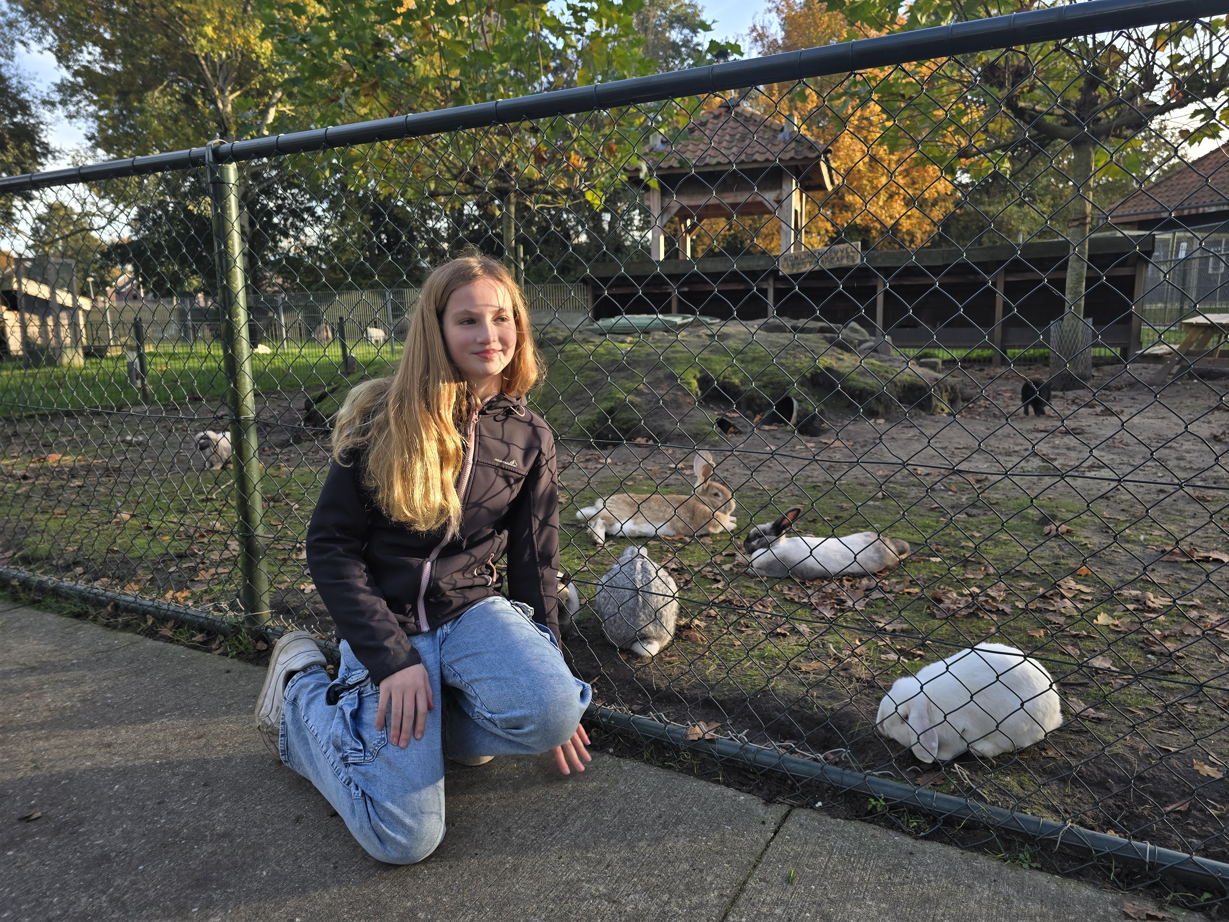 de kinderburgemeester in de dierenweide bij de konijnen