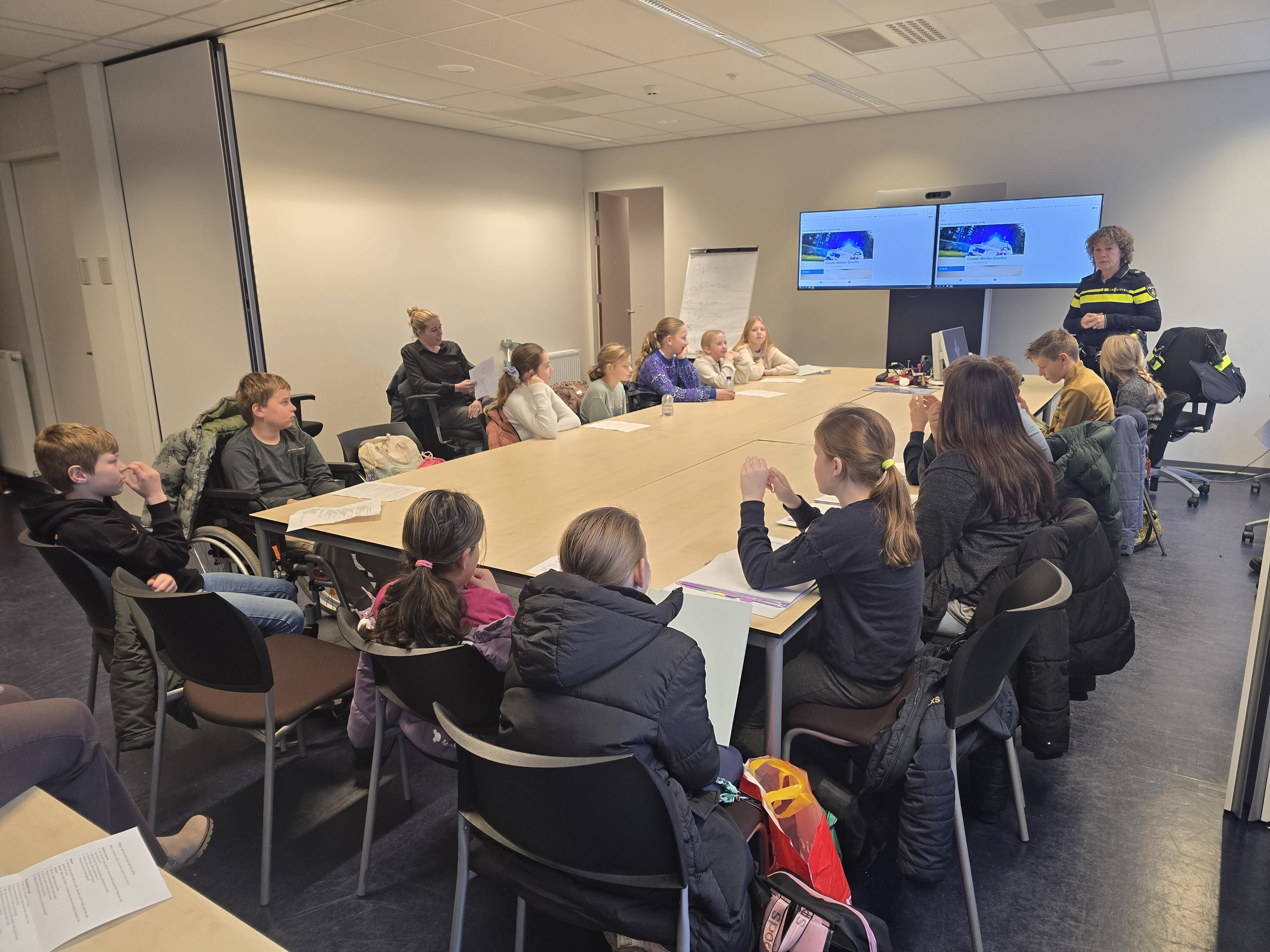 kinderraadsleden in kring op bezoek bij de politie