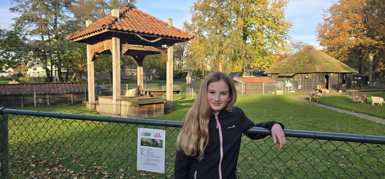 de kinderburgemeester in de dierenweide bij de geiten