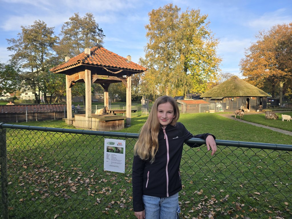 de kinderburgemeester in de dierenweide bij de geiten