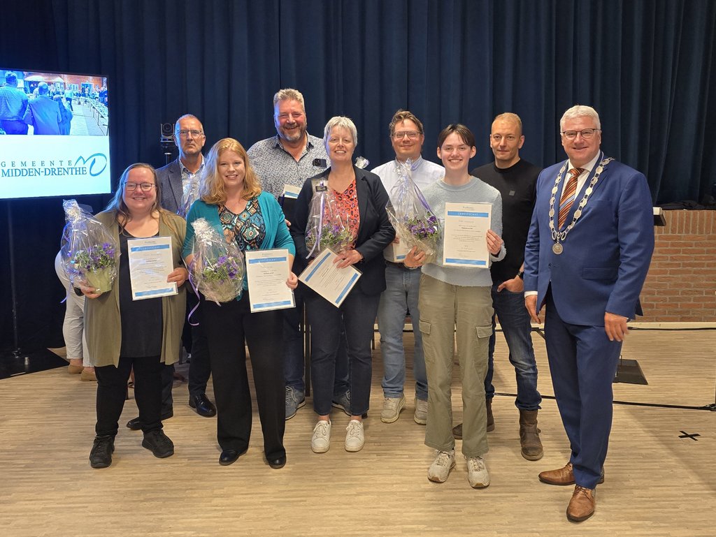 groepsfoto van de deelnemers van de cursus politiek actief en de burgemeester