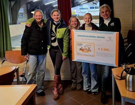 vier meiden en Ellen met de cheque van 2500 euro