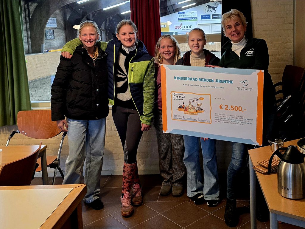 vier meiden en Ellen met de cheque van 2500 euro