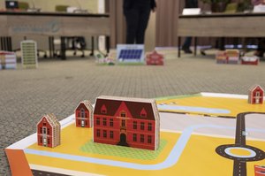 het speelkleed Democracity met daarop enkele voorzieningen waaronder het gemeentehuis