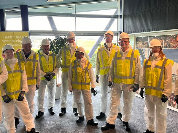 werkbezoek domo september 2024 Raadsleden op werkbezoek bij melkfabriek Domo in Beilen in september 2024. De raadsleden dragen beschermde kleding. Zoals een veiligheidsbril, een witte helm, een witte overall en een geel hesje.