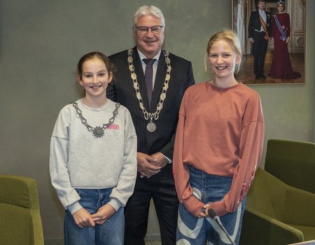 de nieuwe kinderburgemeester, de burgemeester de voormalige kinderburgemeester