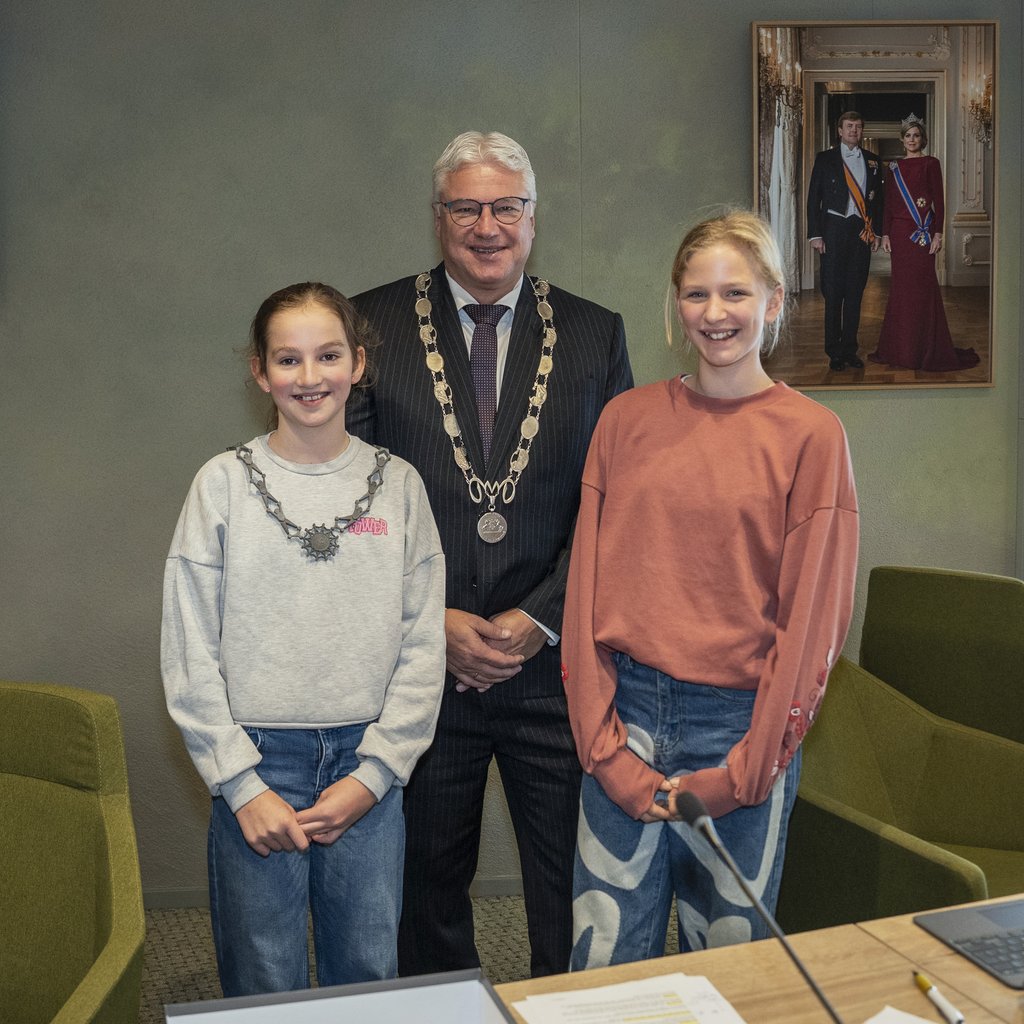 de nieuwe kinderburgemeester, de burgemeester de voormalige kinderburgemeester